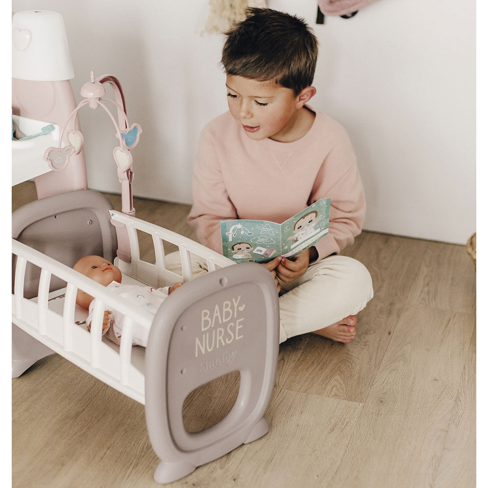 Centru de ingrijire pentru papusi Smoby Baby Nurse Doll`s Play Center maro cu 23 accesorii - gogobaby.ro