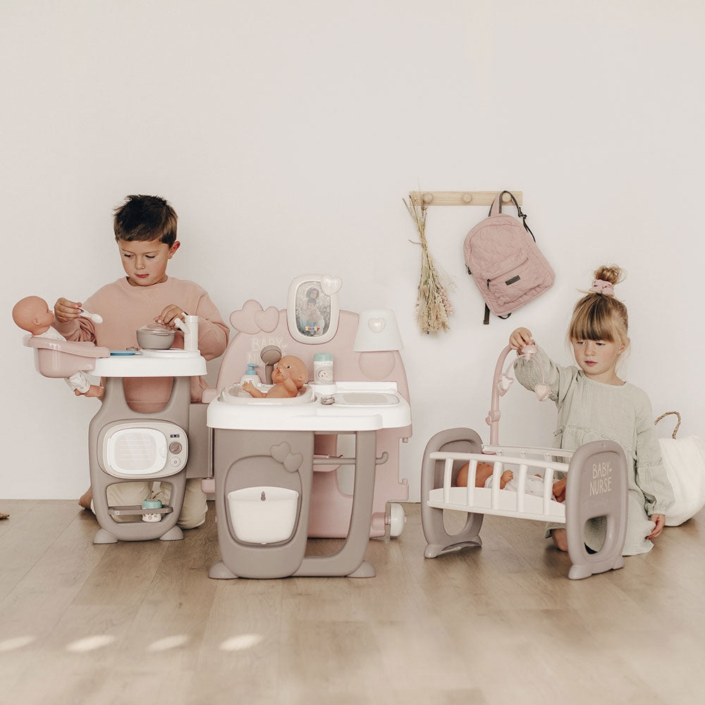 Centru de ingrijire pentru papusi Smoby Baby Nurse Doll`s Play Center maro cu 23 accesorii - gogobaby.ro