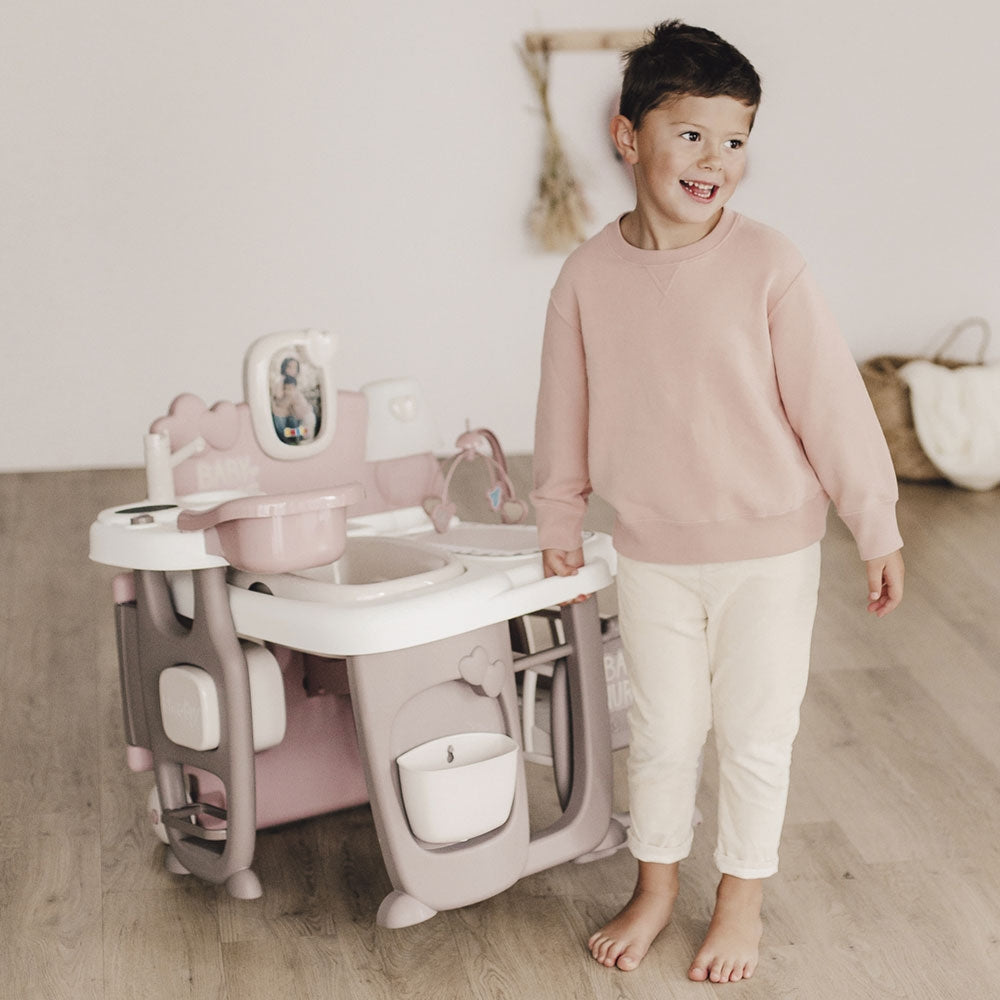 Centru de ingrijire pentru papusi Smoby Baby Nurse Doll`s Play Center maro cu 23 accesorii - gogobaby.ro
