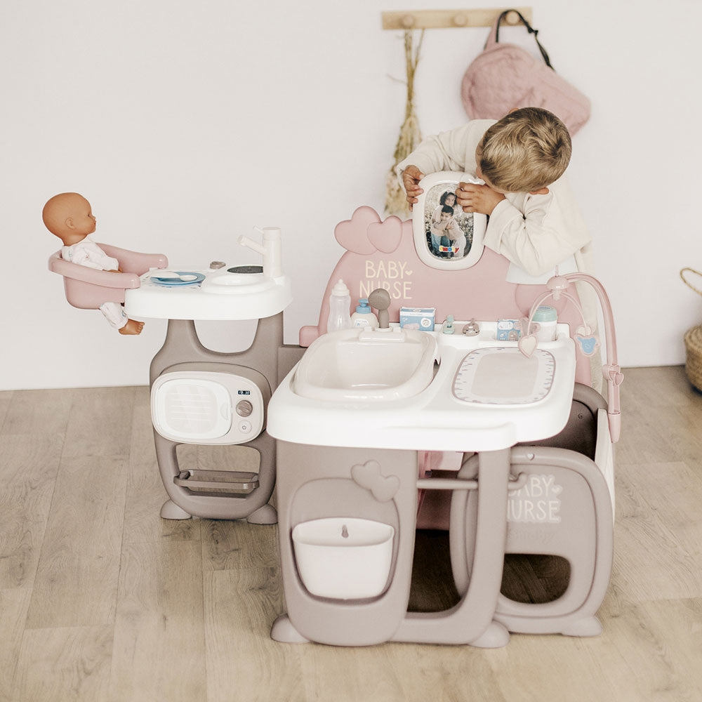 Centru de ingrijire pentru papusi Smoby Baby Nurse Doll`s Play Center maro cu 23 accesorii - gogobaby.ro
