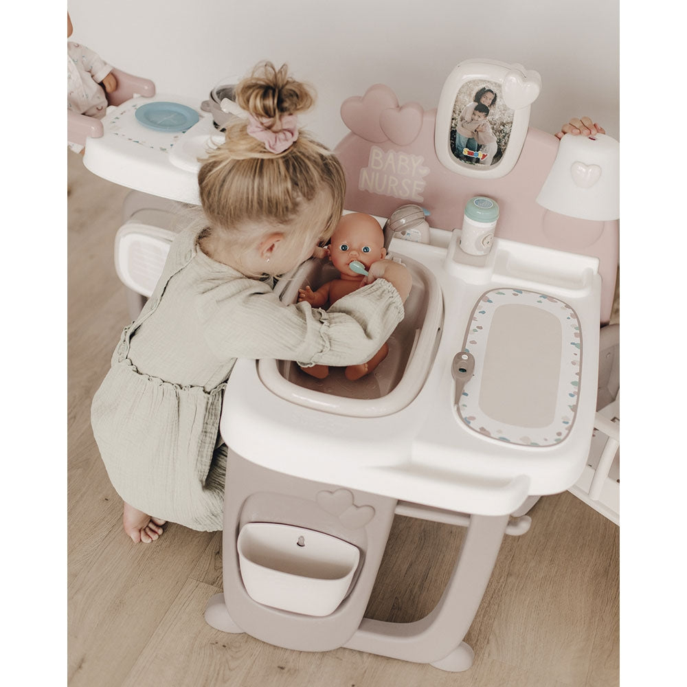 Centru de ingrijire pentru papusi Smoby Baby Nurse Doll`s Play Center maro cu 23 accesorii - gogobaby.ro