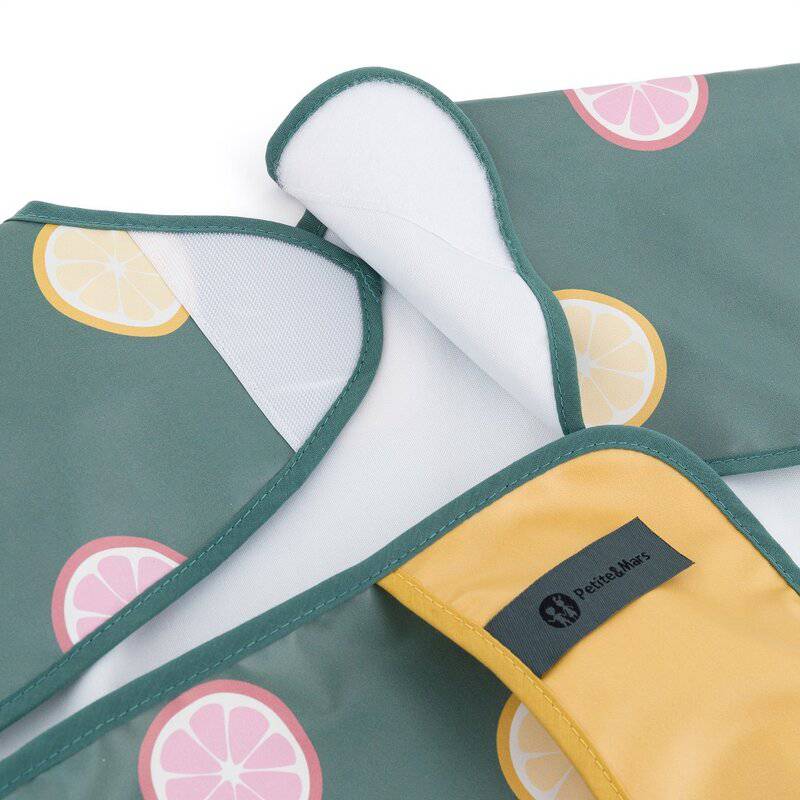 Baveta impermeabila, Petite&Mars, Cu maneci lungi, Usor de curatat, inchidere prin velcro, Dimensiune 38x42 cm, 24 luni+, Beige Citrus - gogobaby.ro