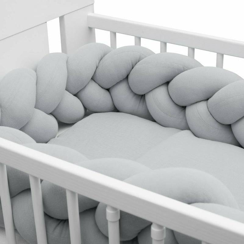 Protectie laterala, New Baby, Pentru patut, Tip Bumper impletit, Din muselina, Din materiale certificate Oeko Tex Standard 100, Lungime 225 cm, Grey - gogobaby.ro