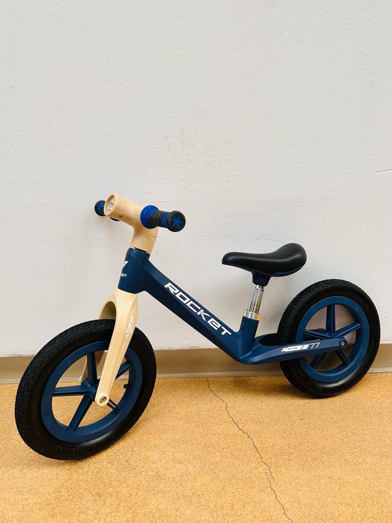 Bicicleta fara pedale ROCKET cu roti gonflabile , marime roti 12 inch si lumini, albastru - gogobaby.ro