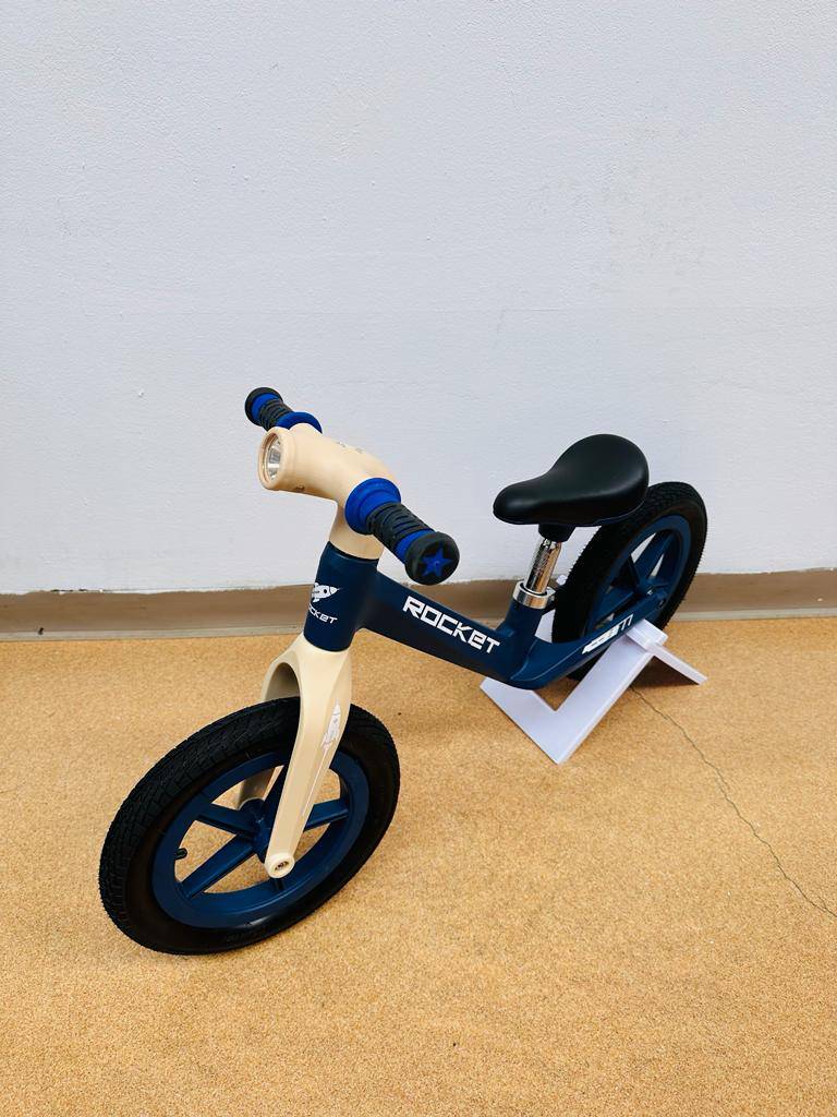 Bicicleta fara pedale ROCKET cu roti gonflabile , marime roti 12 inch si lumini, albastru - gogobaby.ro