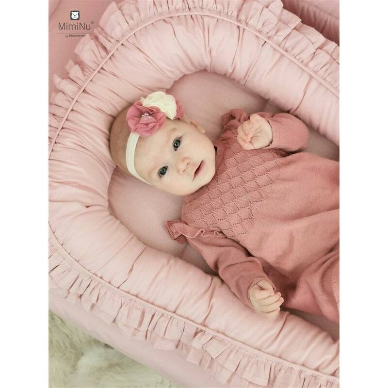 Cosulet bebelus, MimiNu, Pentru dormit, Baby Nest 55 x 75 cm, Cu Volanase, Husa 100% bumbac, Din bumbac certificat Oeko Tex Standard 100, Colectia Royal, Powder Pink - gogobaby.ro
