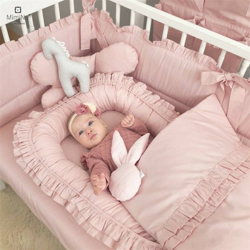 Cosulet bebelus, MimiNu, Pentru dormit, Baby Nest 55 x 75 cm, Cu Volanase, Husa 100% bumbac, Din bumbac certificat Oeko Tex Standard 100, Colectia Royal, Powder Pink - gogobaby.ro
