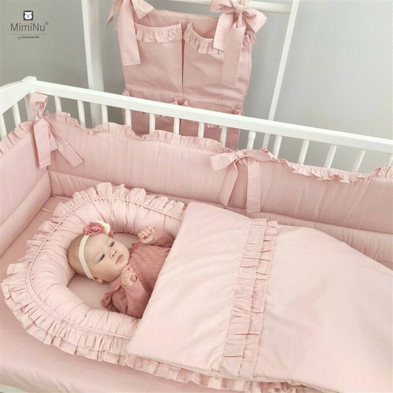 Cosulet bebelus, MimiNu, Pentru dormit, Baby Nest 55 x 75 cm, Cu Volanase, Husa 100% bumbac, Din bumbac certificat Oeko Tex Standard 100, Colectia Royal, Powder Pink - gogobaby.ro