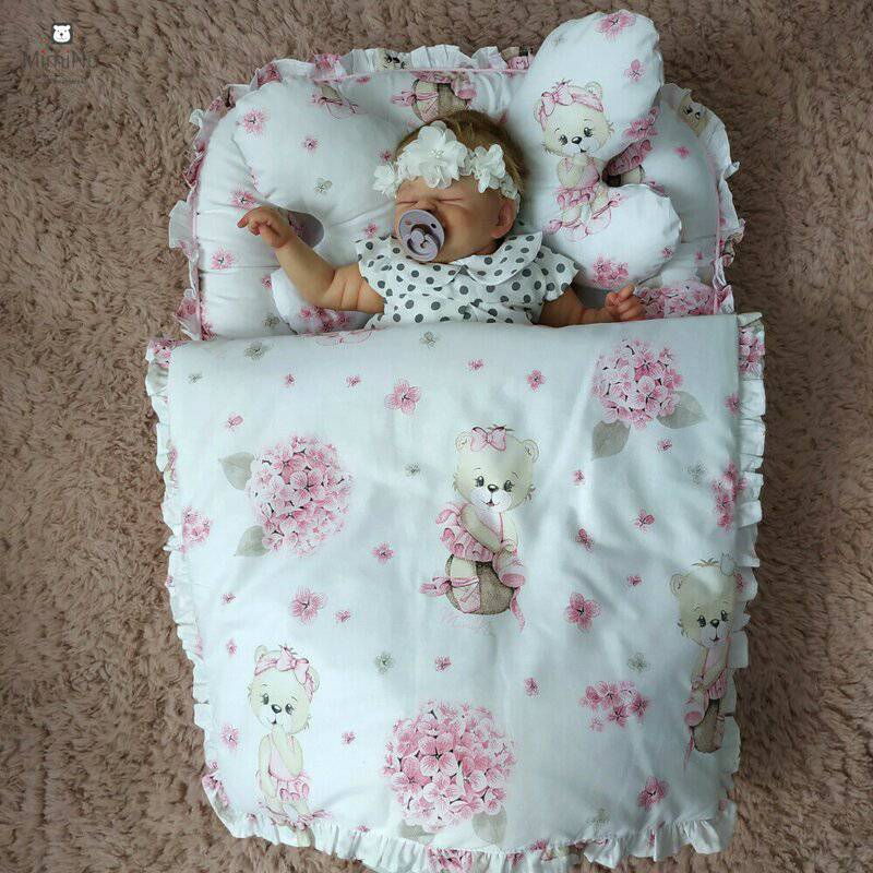 Set 4 in 1 Cosulet bebelus, MimiNu, Baby Cocoon 75x55 cm, Husa bumbac, Din bumbac certificat Oeko Tex Standard 100, Cu paturica 50x70 cm, Cu salteluta, Cu perna fluture, Design, Pink Ballerina - gogobaby.ro
