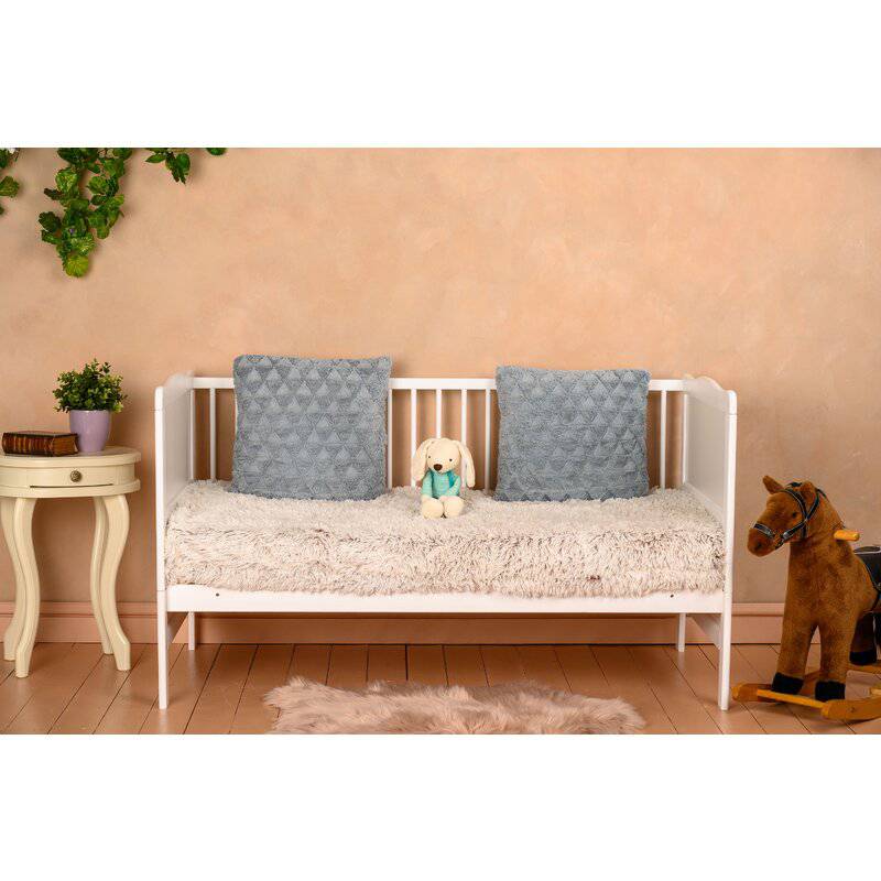 Patut din lemn bebe, Transformabil si pentru junior, 140x70 cm, Din lemn de pin si mdf, Stabil si rezistent, Inaltime saltea reglabila pe 3 nivele, Laterala cu 3 bete detasabile, EN716-1, EN716-2, Alb, Babyneeds, Nadia + Saltea 12 cm - gogobaby.ro