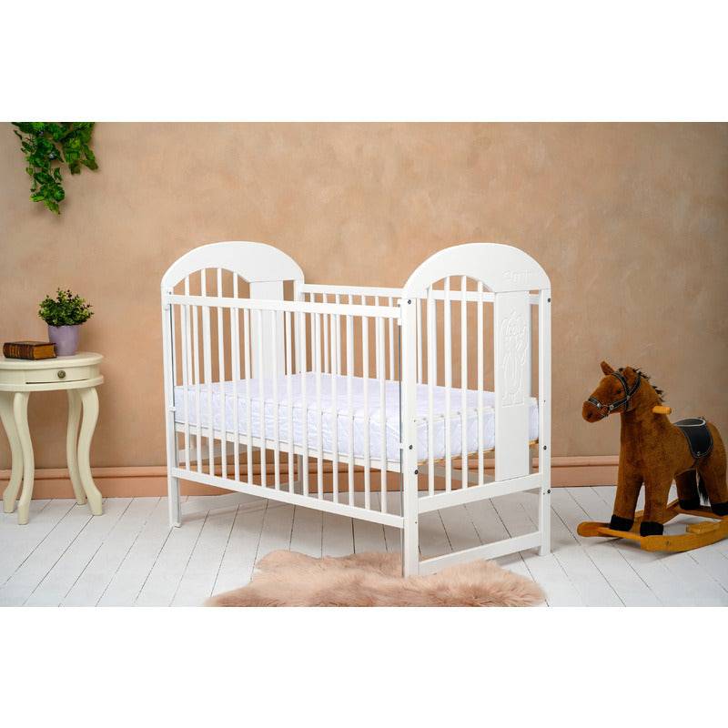 Patut din lemn bebe, 120x60 cm, Cu laterala culisanta, Din lemn de pin, Stabil si rezistent, Inaltime saltea reglabila pe 3 nivele, Laterala cu 3 bete detasabile, EN716-1, EN716-2, Alb, Qmini, Julia II, Elefantel + Saltea 12 cm - gogobaby.ro