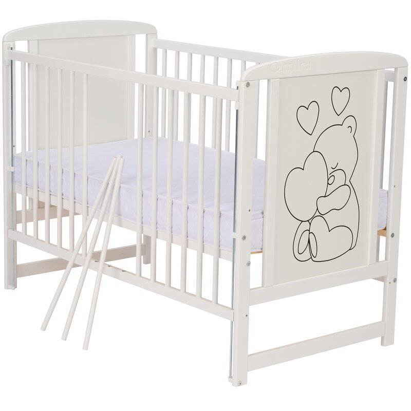 Patut din lemn, 120x60 cm, Cu laterala culisanta, Din lemn de pin si mdf, Stabil si rezistent, Inaltime saltea reglabila pe 3 nivele, Laterala cu 3 bete detasabile, EN716-1, EN716-2, Alb, Qmini, Timmi Heart + Saltea 10 cm - gogobaby.ro