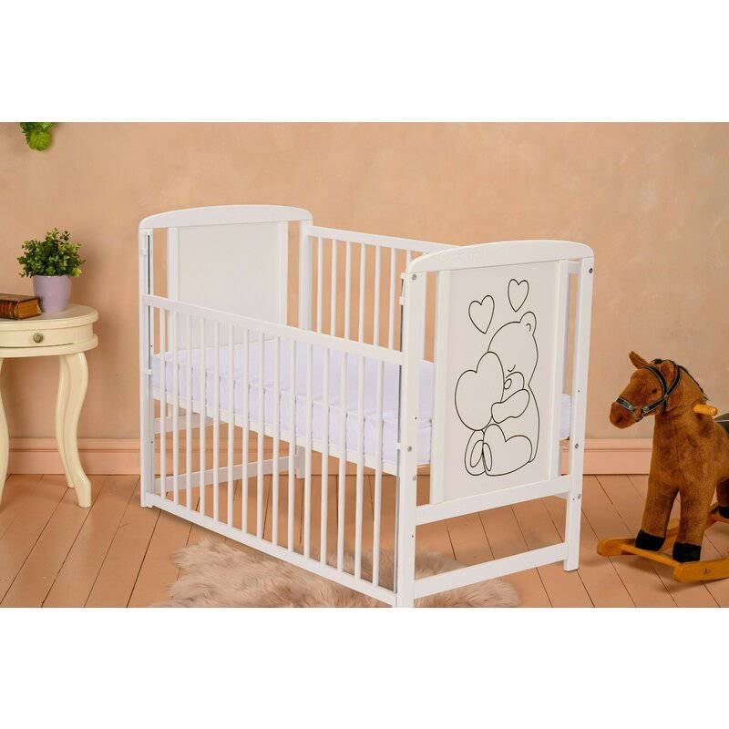 Patut din lemn, 120x60 cm, Cu laterala culisanta, Din lemn de pin si mdf, Stabil si rezistent, Inaltime saltea reglabila pe 3 nivele, Laterala cu 3 bete detasabile, EN716-1, EN716-2, Alb, Qmini, Timmi Heart + Saltea 10 cm - gogobaby.ro