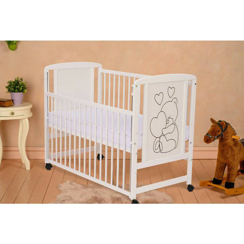Patut din lemn, 120x60 cm, Cu laterala culisanta, Din lemn de pin si mdf, Stabil si rezistent, Inaltime saltea reglabila pe 3 nivele, Laterala cu 3 bete detasabile, EN716-1, EN716-2, Alb, Qmini, Timmi Heart + Saltea 10 cm - gogobaby.ro