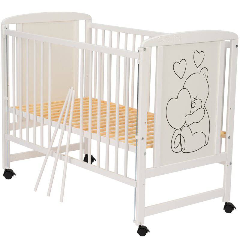 Patut din lemn, 120x60 cm, Cu laterala culisanta, Din lemn de pin si mdf, Stabil si rezistent, Inaltime saltea reglabila pe 3 nivele, Laterala cu 3 bete detasabile, EN716-1, EN716-2, Alb, Qmini, Timmi Heart + Saltea 10 cm - gogobaby.ro