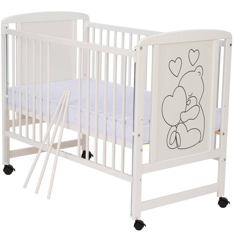 Patut din lemn, 120x60 cm, Cu laterala culisanta, Din lemn de pin si mdf, Stabil si rezistent, Inaltime saltea reglabila pe 3 nivele, Laterala cu 3 bete detasabile, EN716-1, EN716-2, Alb, Qmini, Timmi Heart + Saltea 10 cm - gogobaby.ro