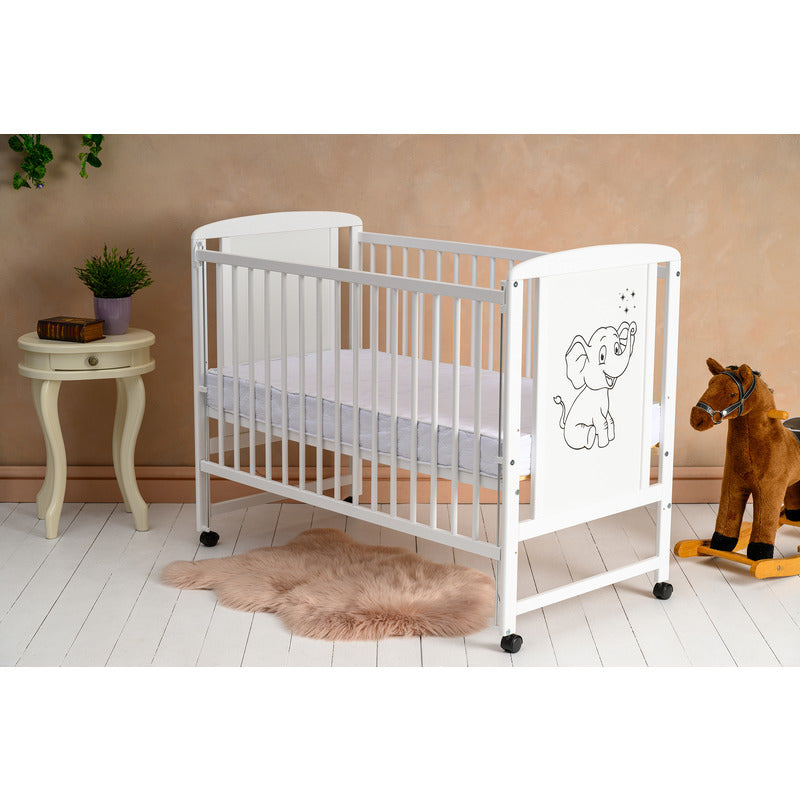 Patut din lemn bebe, 120x60 cm, Cu laterala culisanta, Din lemn de pin si mdf, Stabil si rezistent, Inaltime saltea reglabila pe 3 nivele, Laterala cu 3 bete detasabile, EN716-1, EN716-2, Alb, Qmini, Timmi Elephant + Saltea 12 cm - gogobaby.ro