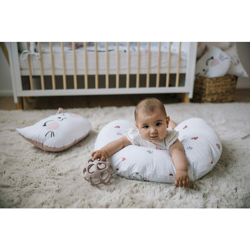 Perna alaptare, Bubaba, Cu husa detasabila, 70x60x18 cm, Kitties&Hearts/White - gogobaby.ro