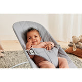 BabyBjorn - Balansoar Bliss Light Grey cu aspect delicat de petala, tesatura matlasata