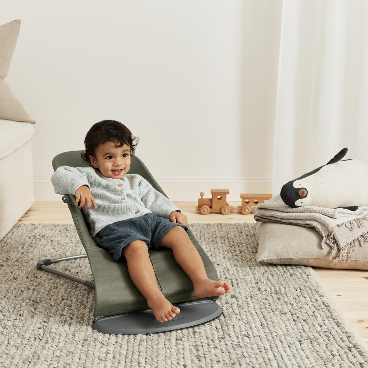 BabyBjorn - Balansoar Bliss Dark Green cu aspect delicat de petala, tesatura matlasata
