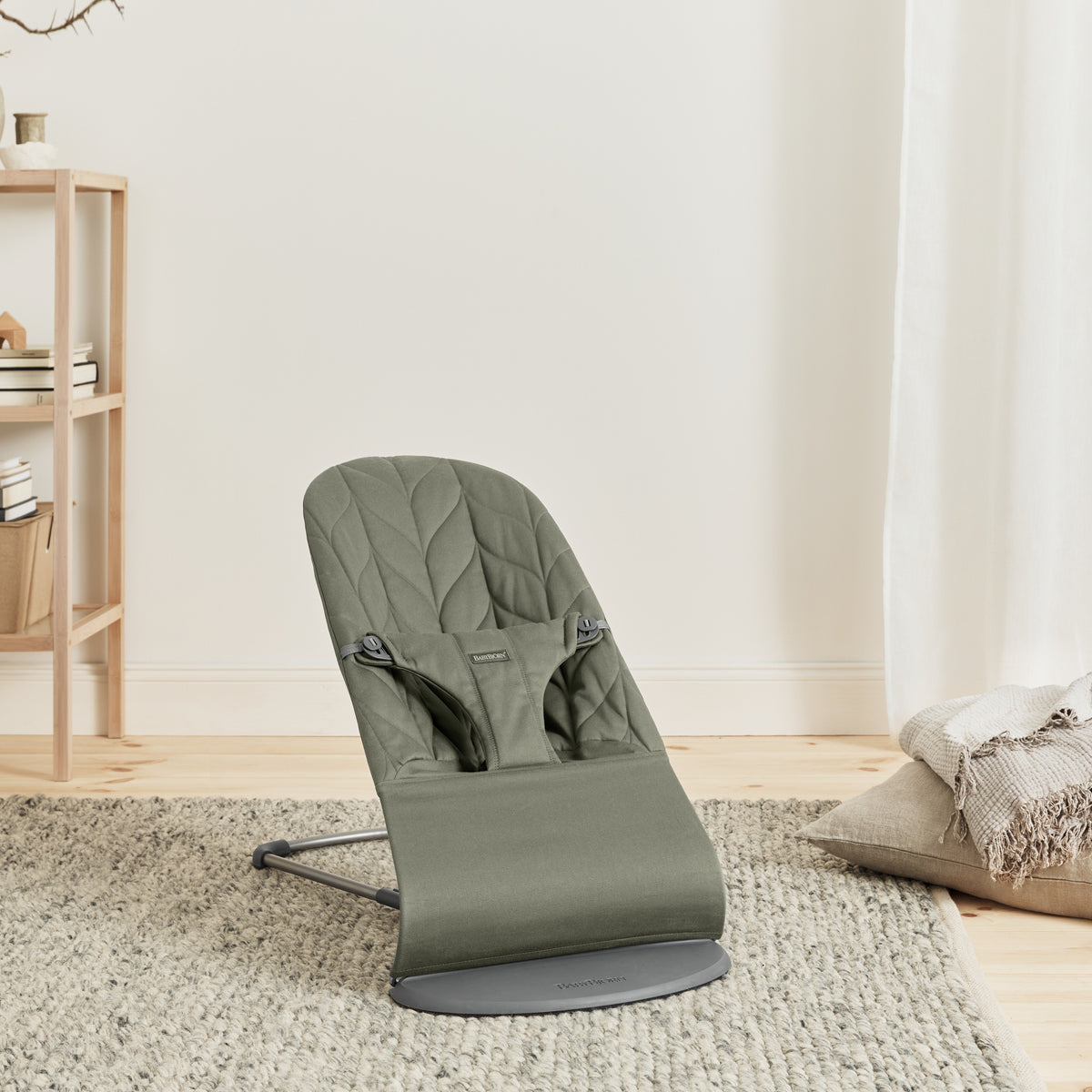 BabyBjorn - Balansoar Bliss Dark Green cu aspect delicat de petala, tesatura matlasata