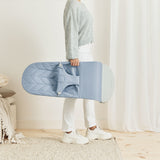 BabyBjorn - Balansoar Bliss Blue cu aspect delicat de petala, tesatura matlasata