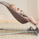 BabyBjorn - Balansoar Bliss Sand Gray cu aspect delicat de petala, tesatura matlasata