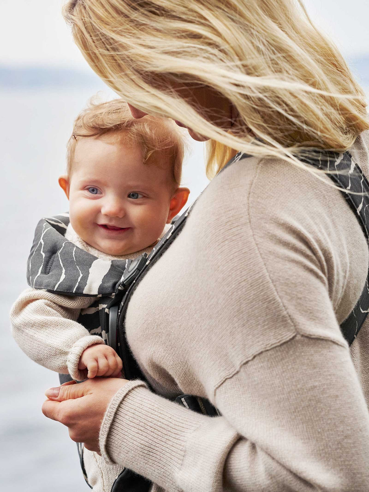 BabyBjorn - Marsupiu anatomic Mini, cu multiple pozitii de purtare, Anthracite/Landscape, Bumbac, Editie Limitata - gogobaby.ro