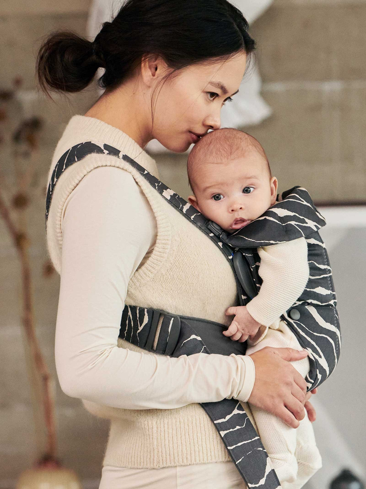 BabyBjorn - Marsupiu anatomic Mini, cu multiple pozitii de purtare, Anthracite/Landscape, Bumbac, Editie Limitata - gogobaby.ro