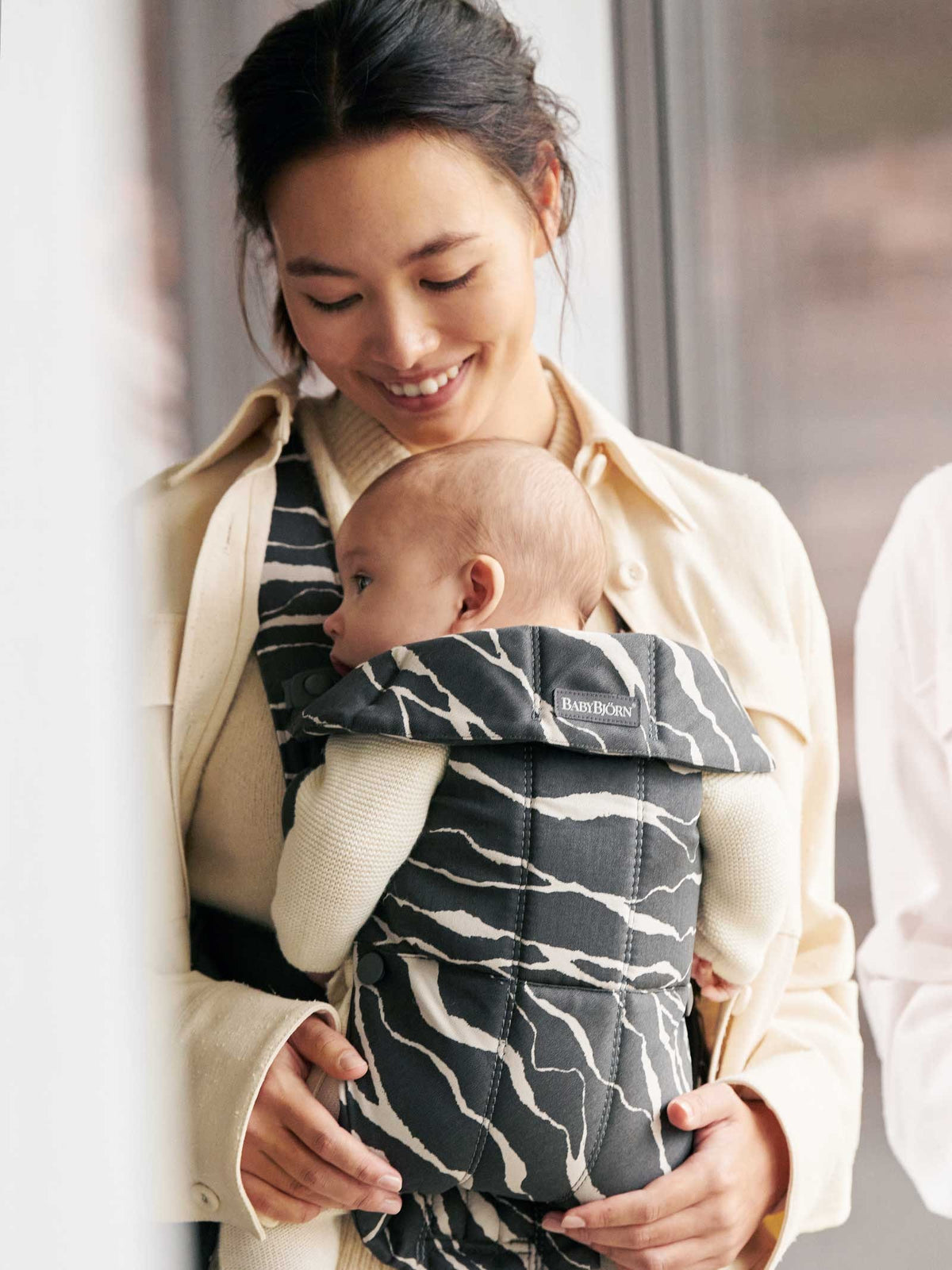 BabyBjorn - Marsupiu anatomic Mini, cu multiple pozitii de purtare, Anthracite/Landscape, Bumbac, Editie Limitata - gogobaby.ro