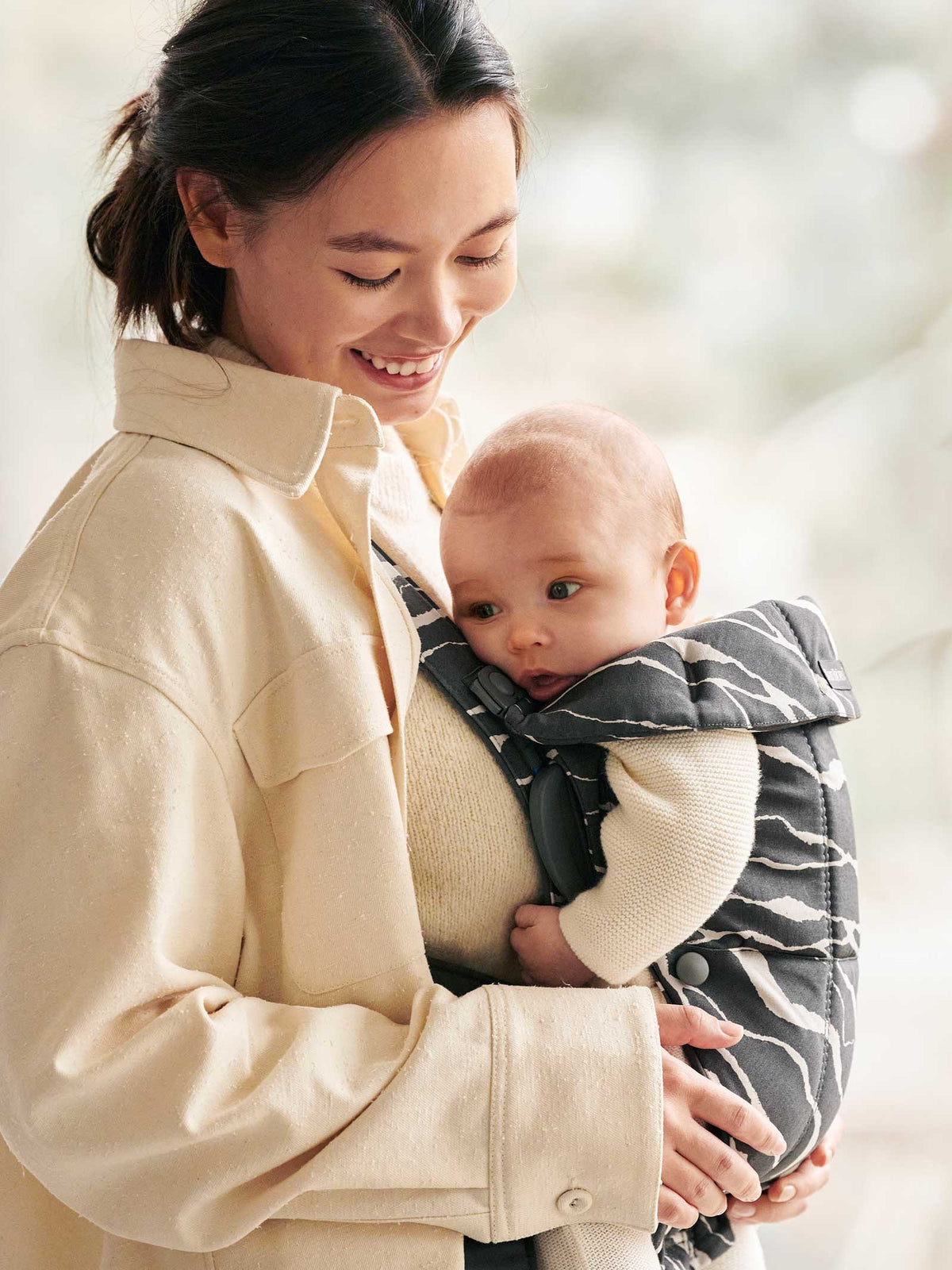 BabyBjorn - Marsupiu anatomic Mini, cu multiple pozitii de purtare, Anthracite/Landscape, Bumbac, Editie Limitata - gogobaby.ro