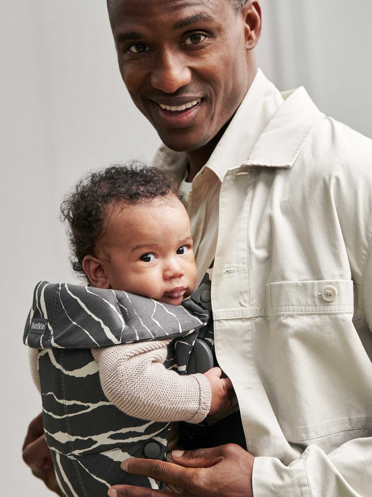 BabyBjorn - Marsupiu anatomic Mini, cu multiple pozitii de purtare, Anthracite/Landscape, Bumbac, Editie Limitata - gogobaby.ro