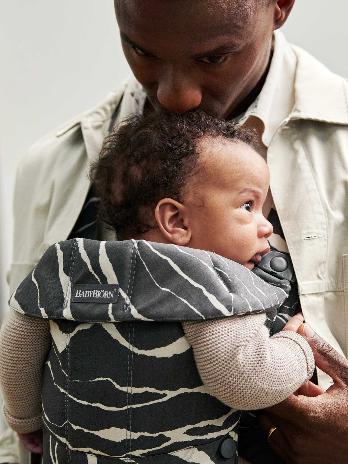 BabyBjorn - Marsupiu anatomic Mini, cu multiple pozitii de purtare, Anthracite/Landscape, Bumbac, Editie Limitata - gogobaby.ro