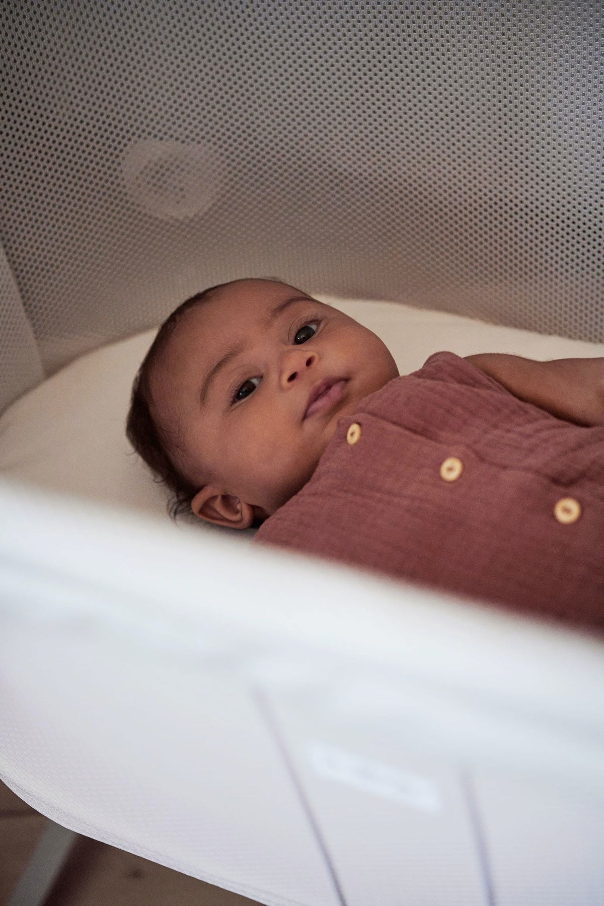 BabyBjorn - Patut pliabil co-sleeper din mesh, Alb - gogobaby.ro