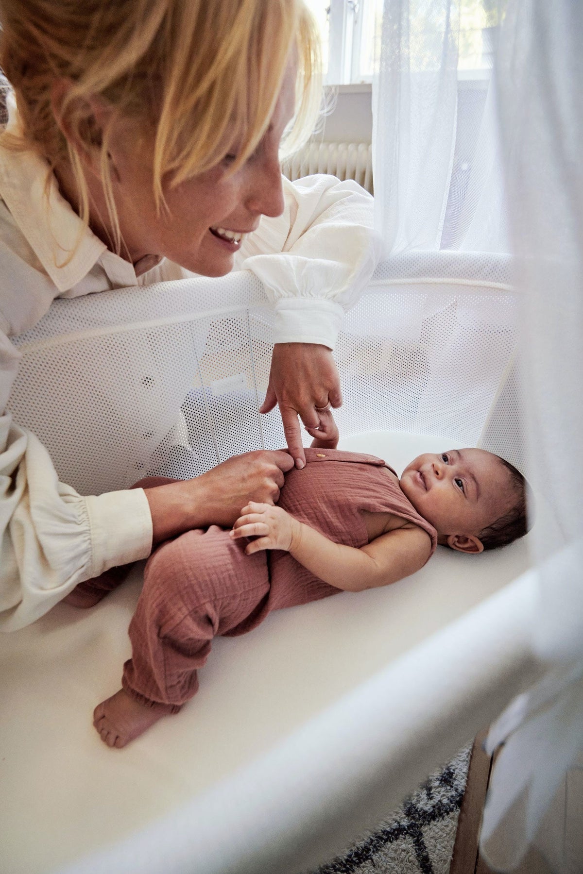 BabyBjorn - Patut pliabil co-sleeper din mesh, Alb - gogobaby.ro
