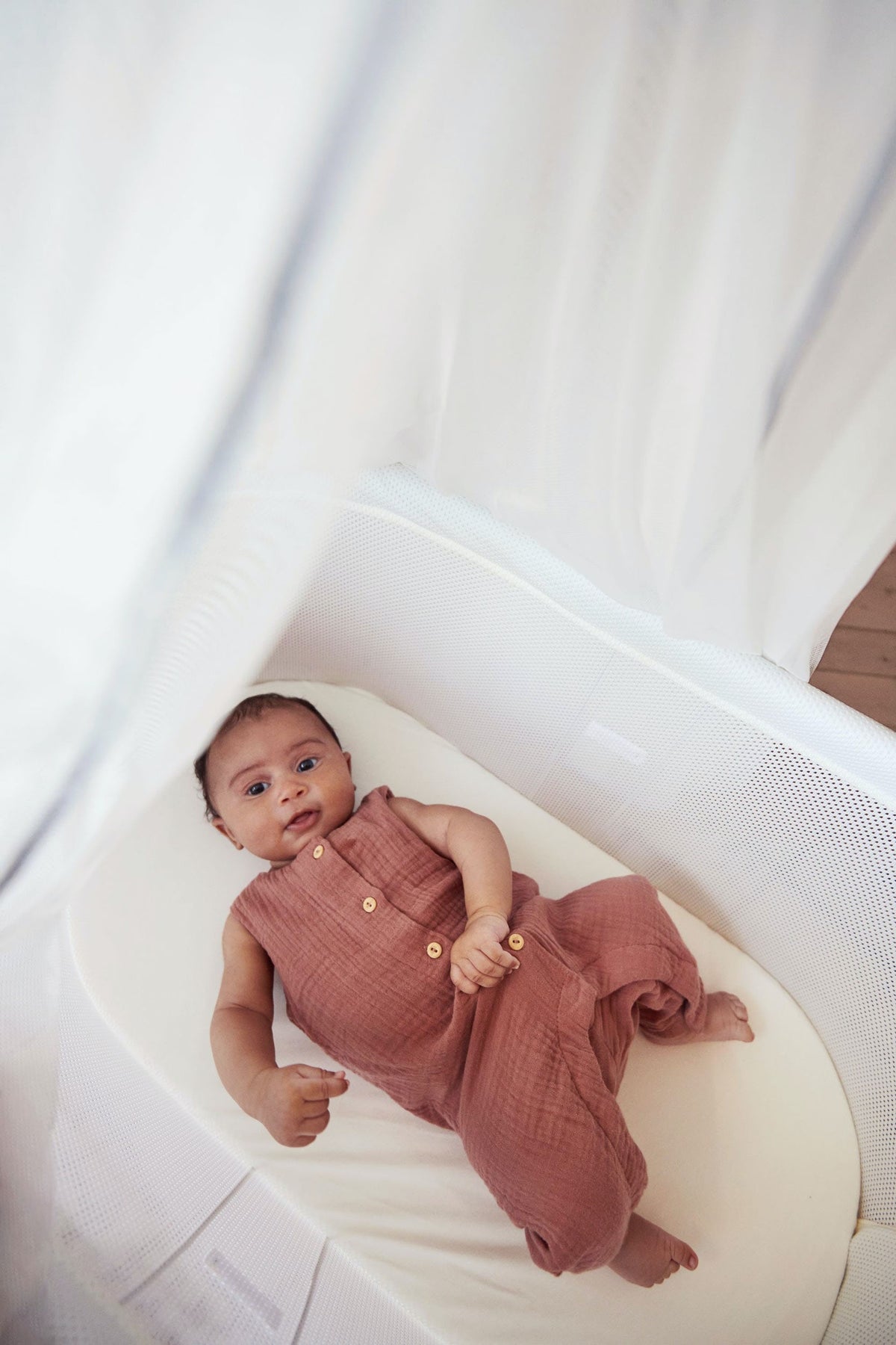 BabyBjorn - Patut pliabil co-sleeper din mesh, Alb - gogobaby.ro