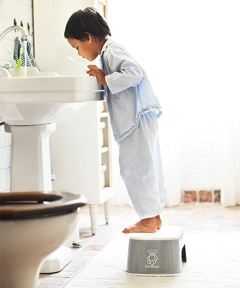 BabyBjorn – Treapta inaltator pentru baie – Step Stool – Grey - gogobaby.ro