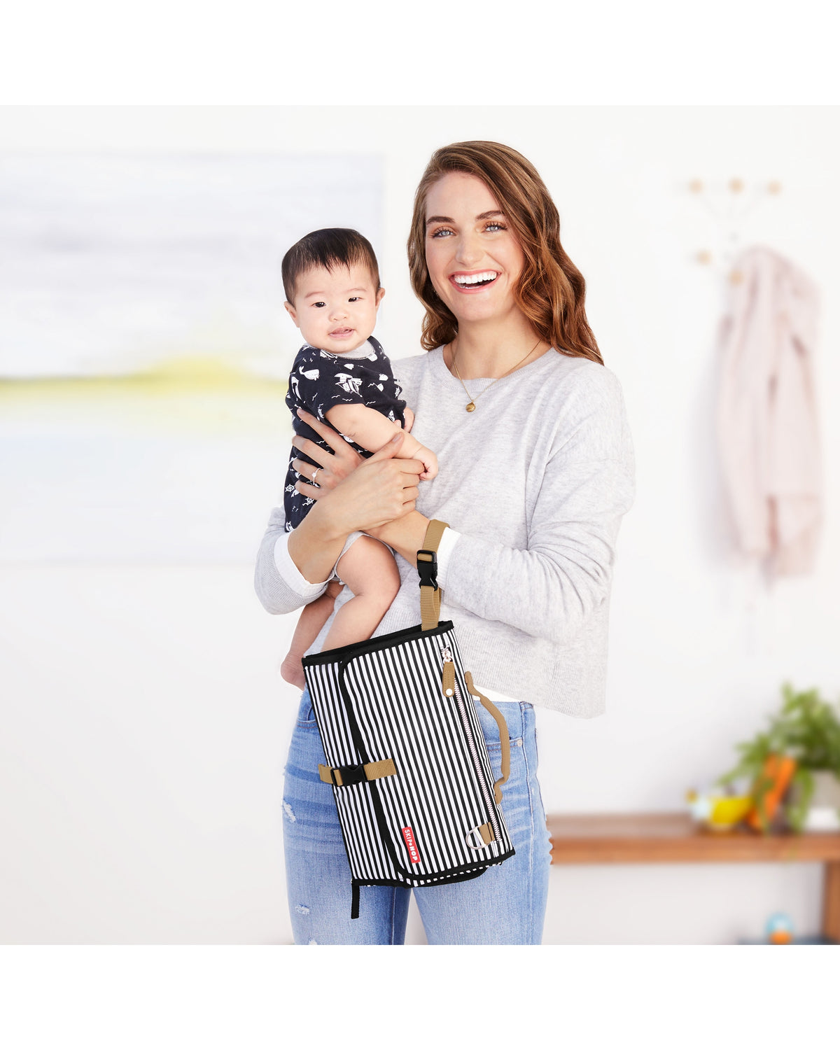 Skip Hop Statie de schimbat - Pronto Signature Black/White - gogobaby.ro