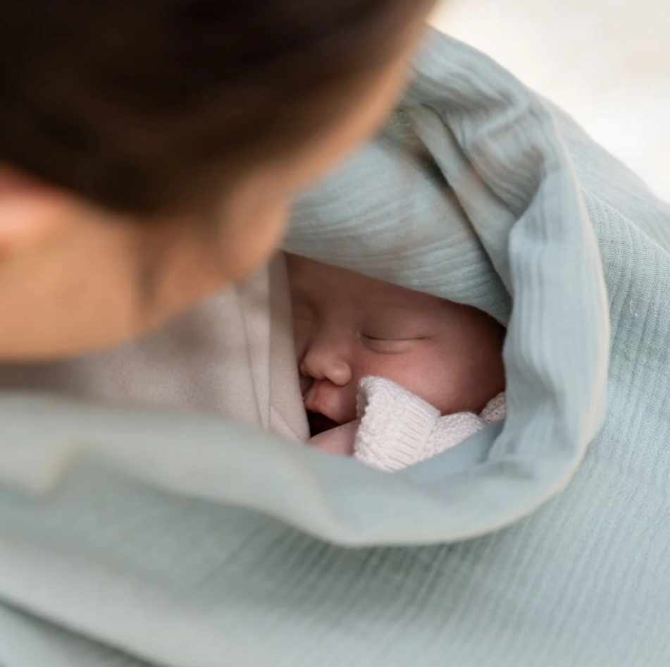 Doomoo - Esarfa pentru alaptat multifunctionala din bumbac organic Mom’n Play Green - gogobaby.ro