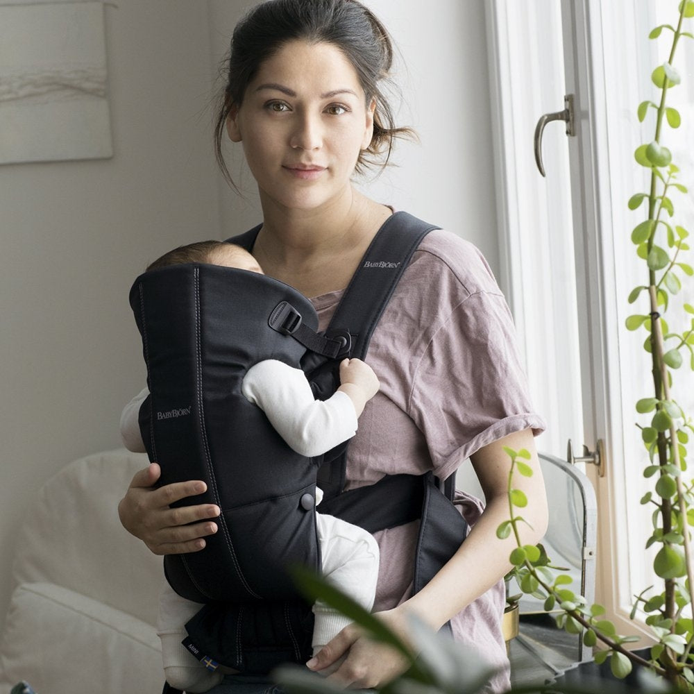 BabyBjorn - Marsupiu anatomic Mini, cu pozitii multiple de purtare, Black, Bumbac - gogobaby.ro