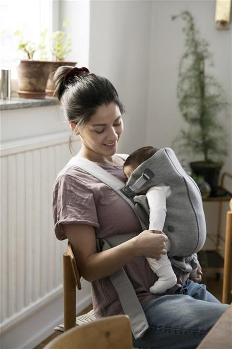BabyBjorn - Marsupiu anatomic Mini, cu pozitii multiple de purtare, Light Grey, 3D Jersey