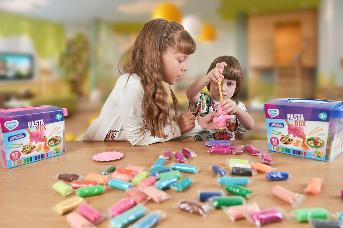 Set plastilina si accesorii pentru modelaj Lovin - 42 culori - Pasta Box - gogobaby.ro