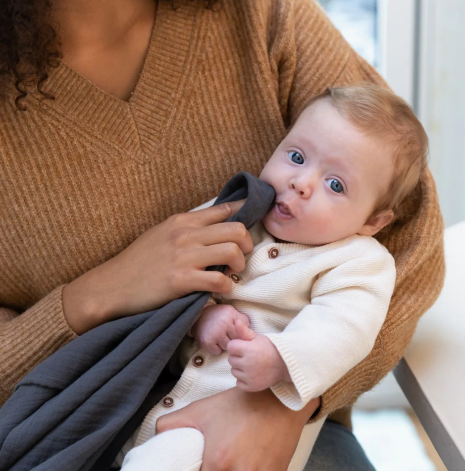Doomoo - Esarfa pentru alaptat multifunctionala din bumbac organic Mom’n Play Grey - gogobaby.ro