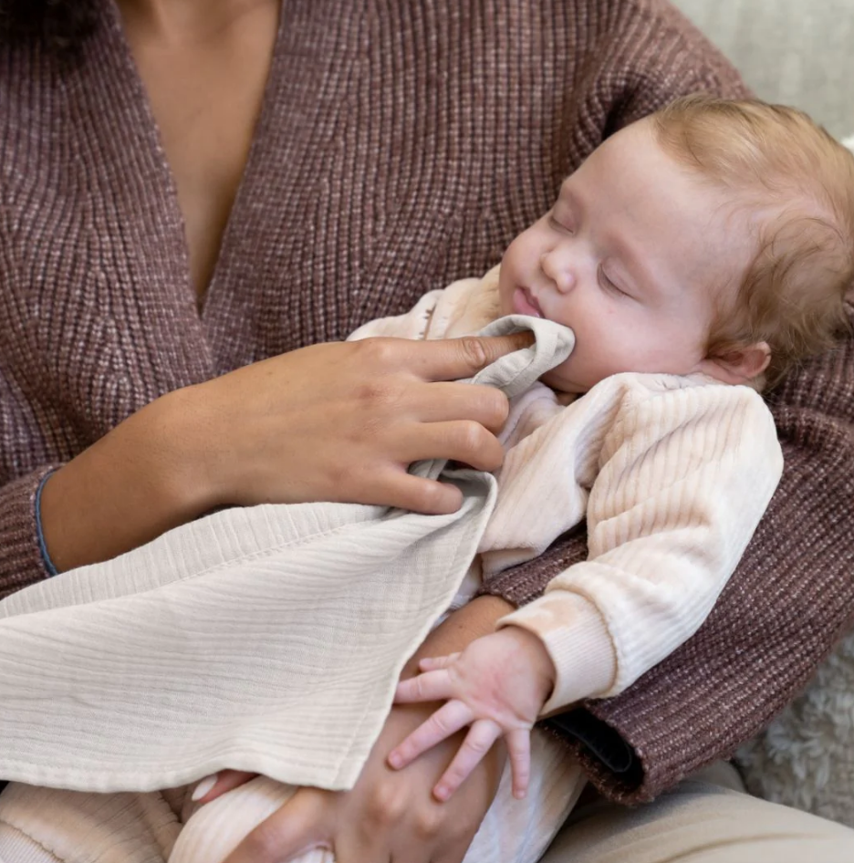 Doomoo - Esarfa pentru alaptat multifunctionala din bumbac organic Mom’n Play Almond - gogobaby.ro
