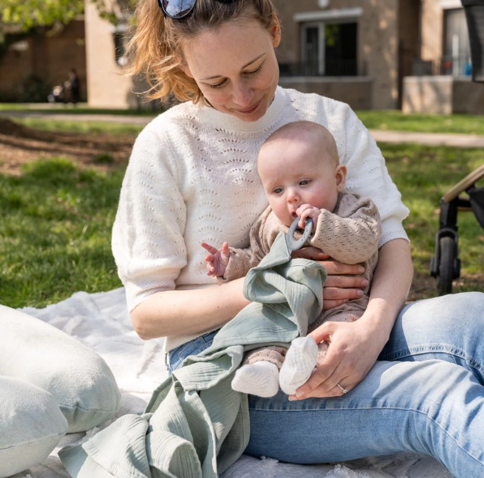 Doomoo - Esarfa pentru alaptat multifunctionala din bumbac organic Mom’n Play Green - gogobaby.ro