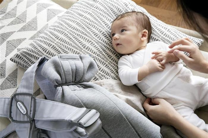 BabyBjorn - Marsupiu anatomic Mini, cu pozitii multiple de purtare, Light Grey, 3D Jersey