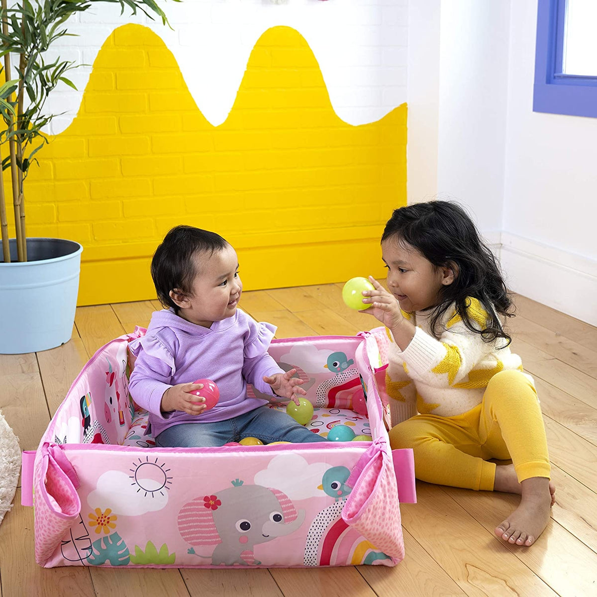 Bright Starts - Salteluta de activitati 5 in 1 Gym & Ball Pit Rainbow Tropics