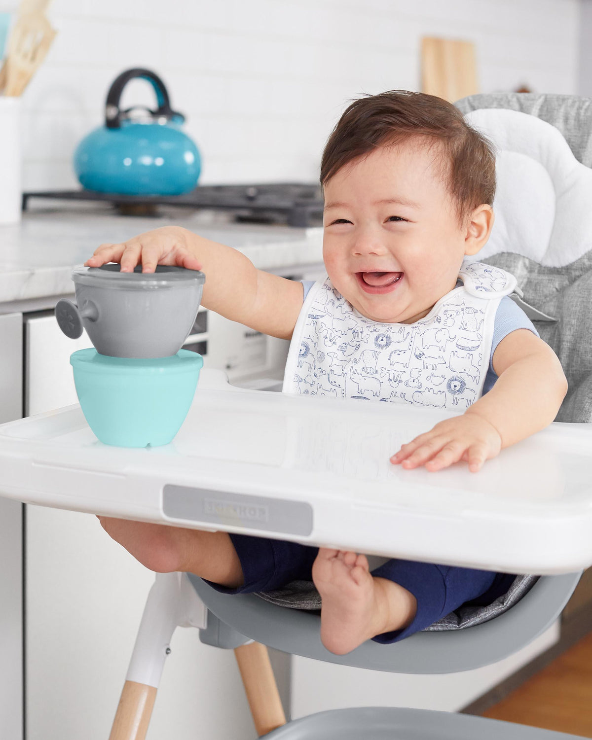 Skip Hop - Set de hranire Easy-Feed (sticla cu pai, 2 lingurite si 2 boluri ergonomice) - gogobaby.ro