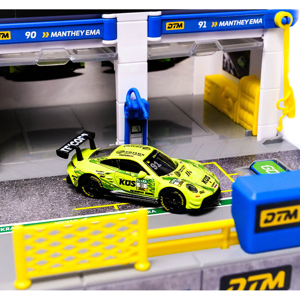 Set de joaca Majorette Motorsport DTM Pit Stop cu o masinuta