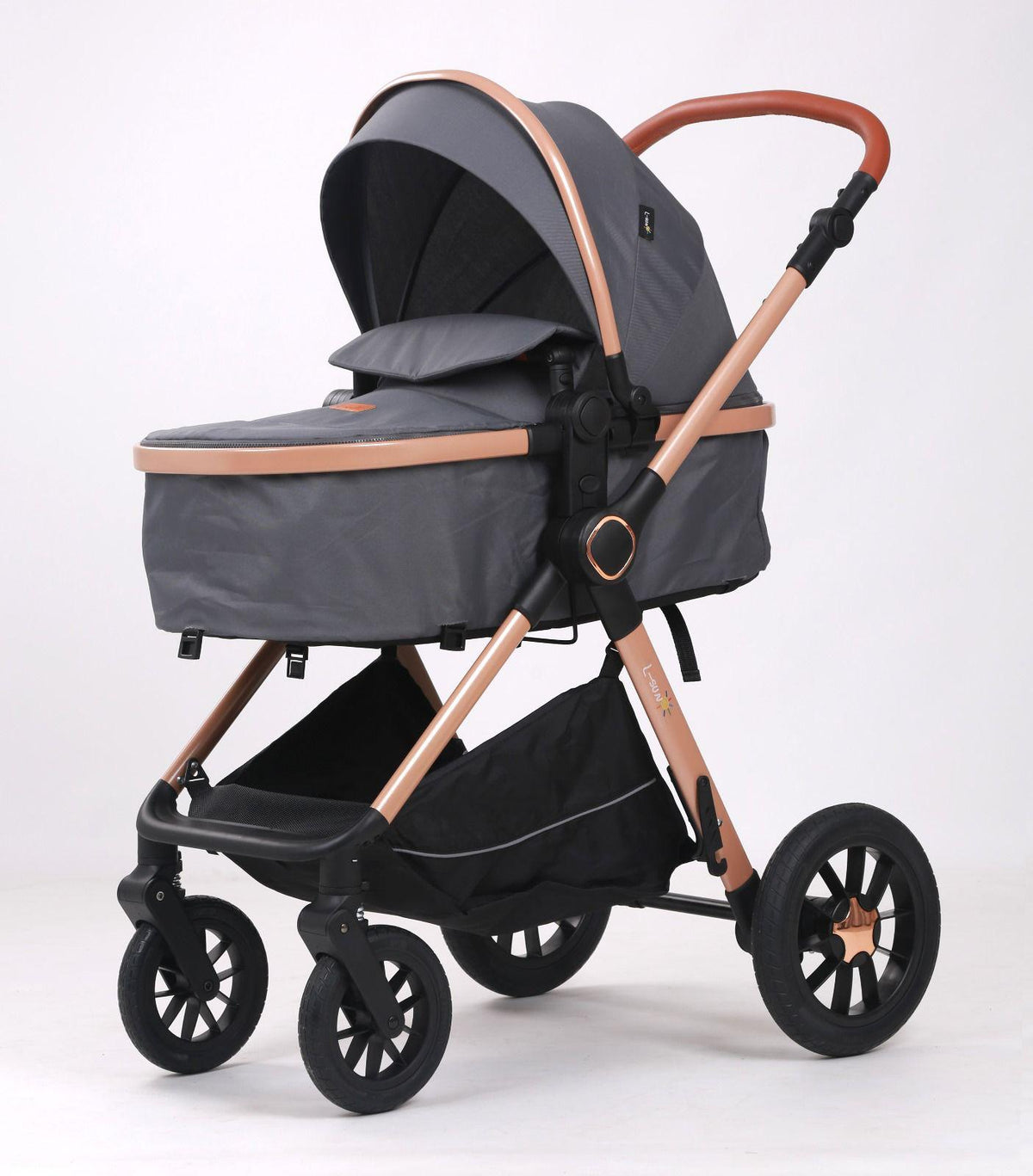 Carucior 3 in 1, L-Sun, Marina, Transformabil, Maner reversibil,  Cadrul aluminiu, Cu landou si salteluta moale, Include saculet de picioare, Geanta pentru parinti, Sustine 22 kg, Gri - gogobaby.ro